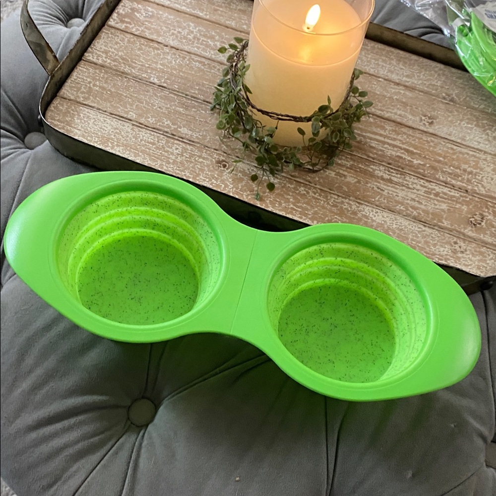 Avalanche Green Collapsible Pet Feeder - Picture 2 of 3